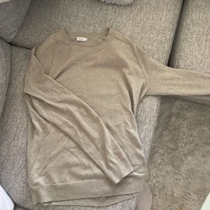 tröja från Filippa K - Säljer en fin tröja från Filippa K i storlek Small. Svårt att avgöra om den är beige eller grå och i vissa ljus toner av lite grönt. Passar S/ M