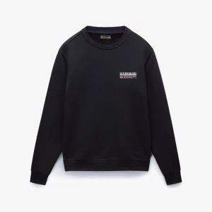 Svart tröja från Napapijri - Snygg svart sweatshirt från Napapijri med tryck på bröstet. Perfekt för en stilren och avslappnad look. Tröjan har långa ärmar och rund halsringning. Köpt från Zalando och använd enbart några gånger alltså i väldigt bra skick, inga tecken på användning.