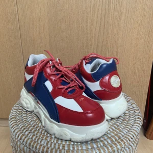 Buffalo skor alternative  - See pictures for reference. You can message me any question!  Cleaned with bicarbonate and soap + polished     Snygga och färgglada sneakers från Buffalo i rött, blått och vitt.