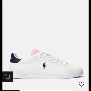 Vita sneakers från Polo Ralph Lauren - Säljer dessa snygga ralph lauren skorna. De har rosa och blåa detaljer. Helt oanvända och säljer för att jag köpte två olika storlekar och hann inte lämna tillbaka. Helt slutsålda på hemsidan. Köpta för 1500 kronor💕