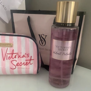 Victoria's Secret Velvet Petals Body Mist -  body mist från Victoria's Secret i doften Velvet Petals. Nästan full