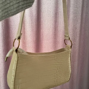 Beige väska  - En jätte söt fin väska. Kommer inte längre till användning.