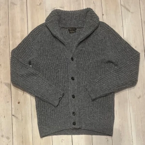 Massimo Dutti Kashmir cardigan - En snygg stickad cardigan från sin Massimo Dutti i Kashmir och ull. Den är i näst intill nyskick utan några defekter. Nypris: 3-4000kr. Skick: 9,5/10