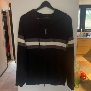 Massimo Dutti Zip Hoodie - Massimo Dutti Zip Hoodie | Storlek: M, passar oxå S | Skick: Mycket fint | Pris: 399kr | Hör av dig vid frågor eller för fler bilder!