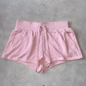 Rosa mjukis-shorts - Snygga rosa shorts med dragsko i midjan. Perfekta för en avslappnad stil. Den har praktiska fickor på sidorna och extremt sköna.