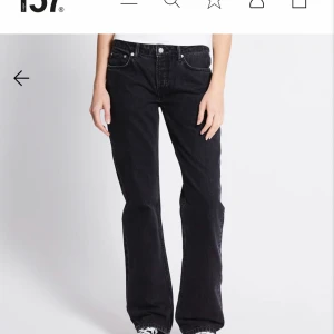Svarta raka jeans från 157 - Svarta jeans från 157 med raka ben. Jeansen har låg midja och är tillverkade i ett mjukt bomullstyg med lite stretch för extra komfort. Dom är helt nya och aldrig använda! 