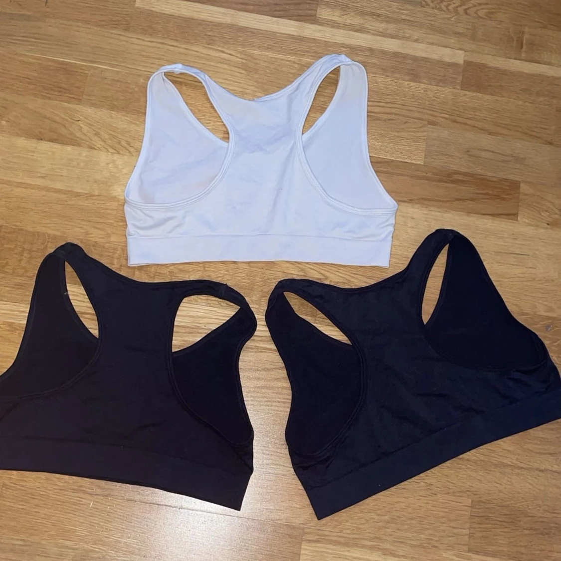 3 sporttoppar från Lindex, svart & vit - 1