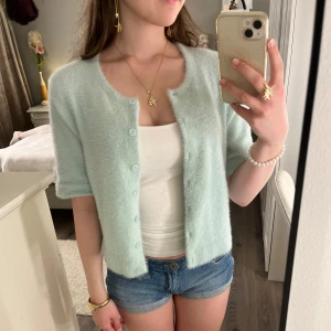 Turkos kofta från Levi's - Superfin turkos kofta från Levi's i en kortare modell. Den är storlek L men sitter som som en  S/XS💗