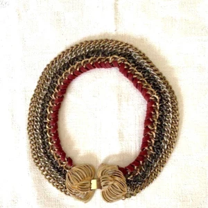 Chunky halsband med kedjor och rosett - Unikt halsband med breda kedjor i guld och silver, flätat med vinrött band. Stängs med en dekorativ rosett i guldfärgad metall framtill. Statement piece som verkligen sticker ut och ger cool vibe till din outfit.