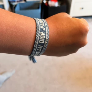 Blått armband  - Snyggt vävt armband i grå färg och justerbar knytning