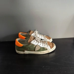 Philippe model skor - Riktigt snygga och unika Philippe model skor i bra skick, smått slitage vid hälen men väldigt litet som syns på bilden. Storlek 43.