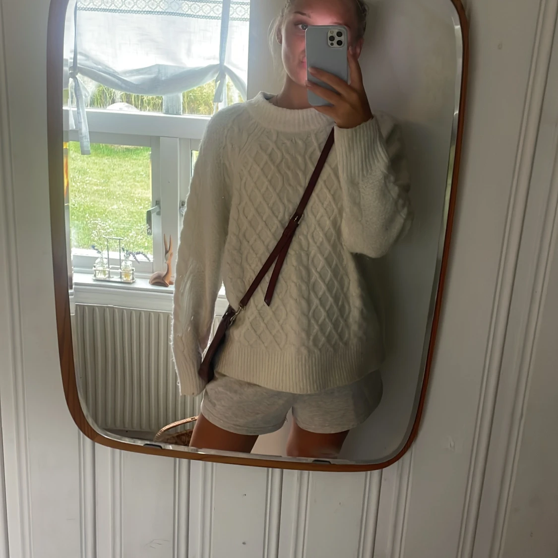 Mörkröd axelväska i skinn - 1