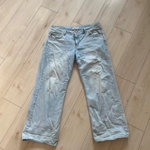 Levi's ljusblåa superlow jeans 33 - Ljusblåa Levi's jeans i modellen Superlow med klassisk femficksdesign och raka ben. Jeansen har låg midja och är tillverkade i mjukt denimtyg. Perfekta för dig som gillar en avslappnad och retro vibe.