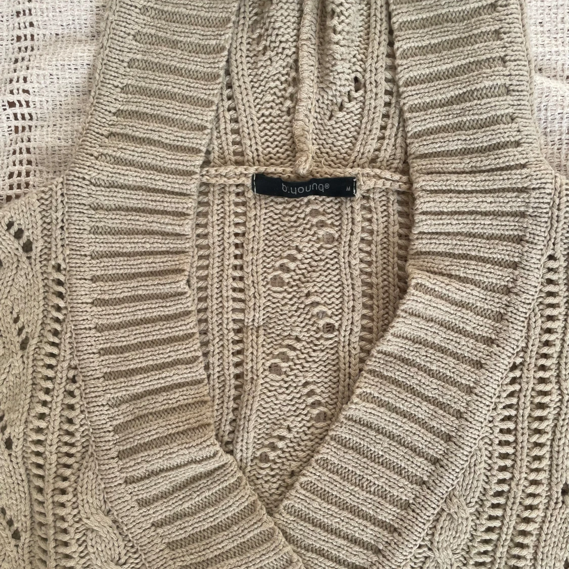 Beige stickad hoodie från b.young - 1