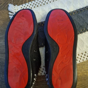 Äkta svarta strass loubs med nitar. - Tjena! Jag säljer ett par loubs när dem inte längre passar. Skicket skulle jag säga är kanske 7.5/10 eller en stark sjua. Skorna har strass matetial med silver nitar. Priset är ej hugget i sten!