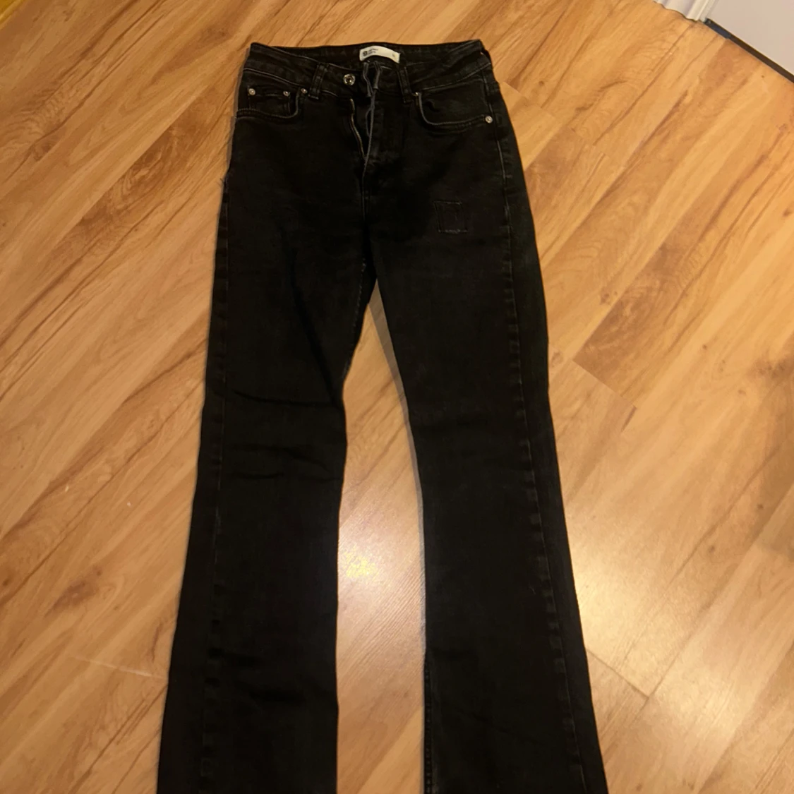 Svarta bootcut jeans