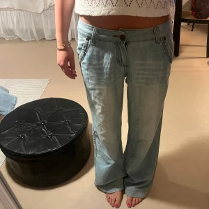 Ljusblå wide jeans från Geep Miley - Säljer ett par ljusblå jeans från Geep Miley i storlek 30. De har låg midja, raka och vida ben samt klassiska fickor både fram och bak. Jeansen har en avslappnad passform och är tillverkade i denim med snygg tvättad look.
