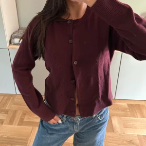 Vinröd kofta från & Other Stories - Vinröd kofta i storlek XS. Knappt använd som ny.