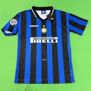 Inter Ronaldo 10 Umbro fotbollströja - Klassisk Inter fotbollströja från Umbro med Ronaldo 10 på ryggen. Tröjan är blå och svart med vertikala ränder, Pirelli-logga på bröstet och Serie A-märke på ärmen. Broderat Inter-märke och stjärna på bröstet. Tillverkad i lätt och ventilerande polyester. 