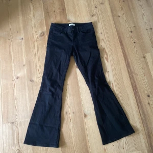 Svarta bootcut byxor från Lindex - Svarta byxor från Lindex i modell Freja, storlek 158.  Lågmidjade bootcut jeans helt svarta.