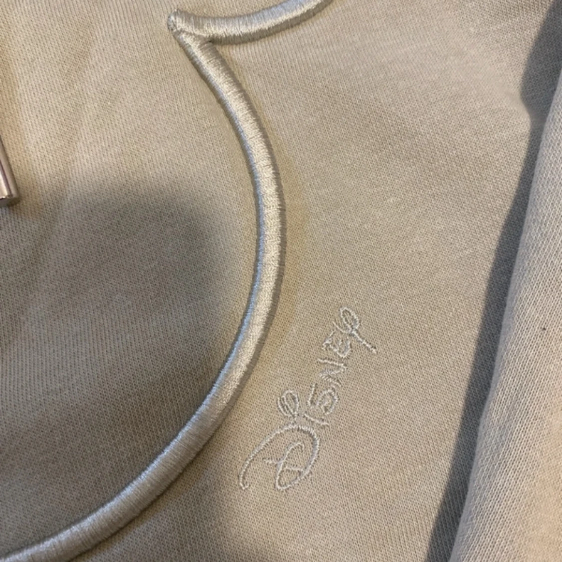 Beige Disney hoodie med Mickey Mouse - 2