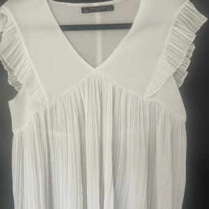 Vit sommartopp - Säljer denna vita sommartopp från en gammal ZARA kollektion, bara använt en gång fint skick💕