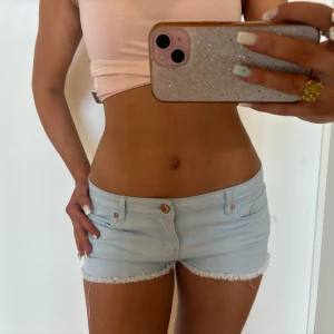 Lågmidjade vintage jeansshorts  - Så fina lågmidjade vintage jeansshorts! Jag är 168 och det är mina bilder, köp via köp nu direkt eller Swish, kvar tills markerad som såld 💖 midjemått på bilden!!