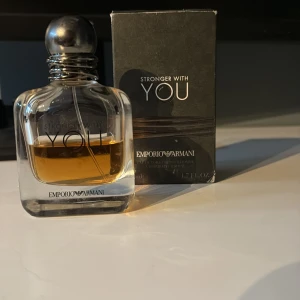 Emporio Armani Stronger With You - Säljer min Emporio Armani Stronger With you. Det är ungefär halva flaskan kvar så runt 25 ml 