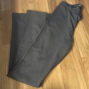 Gråa leggings i stretchigt material - Snygga gråa leggings med enkel design och smal passform. Tillverkade i ett stretchigt och mjukt material som sitter skönt på kroppen. Perfekta för en avslappnad look eller när du vill ha något bekvämt.