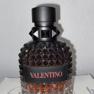 Valentino coral fantasy - Hej! Säljer nu min Valentino Coral fantasy. kvitto tillkommer. Den är i princip full och endast testad. Kostar 1050 kr ny på kicks. Kan även sälja sampels vid intresse. Kom om du har minsta lilla fråga!