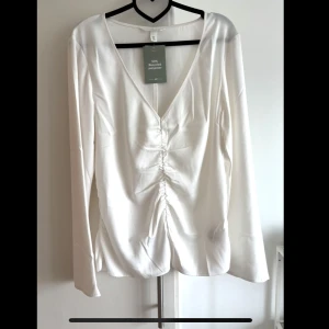 Vit blus strl M  - Helt ny blus! 