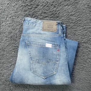 Replay Waitom jeans  - Helt nya Replay jeans! Börja följ för jag har över 100 par helt nya Replay jeans som kommer laddas upp!!!Tyvärr kan jag inte skicka bild när jag själv bär plagget då jag för det första ofta inte kan ha storlekarna jag säljer och för det andra skulle det bli alldeles för mycket jobb när jag säljer så mycket, så jag rekommenderar att man kikar måtten i beskrivningen heller googlar på modellnamnet för att se passformen :) (4)  Längd 102cm midja 43cm benvidd 19cm