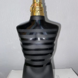 Jean Paul Gaultier Le Male Le Parfum - Hej! Säljer nu min Jean Paul Gaultier le male le parfum. Både lock och låda tillkommer. Mängden går inte riktigt att se men uppskattar cirka 100-110 ml kvar utav 125 ml. Kostar 1525 kr ny på kicks. Kan även sälja sampels vid intresse. Kom om du har minsta lilla fråga!