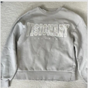  sweatshirt från Gina Tricot - Säljer en ljusgrå/beige sweatshirt från Gina Tricot i storlek XXS. Tröjan har tryck' framtill, rund halsringning och långa ärmar. Mjuk insida och ribbade muddar vid ärmslut och nederkant. 