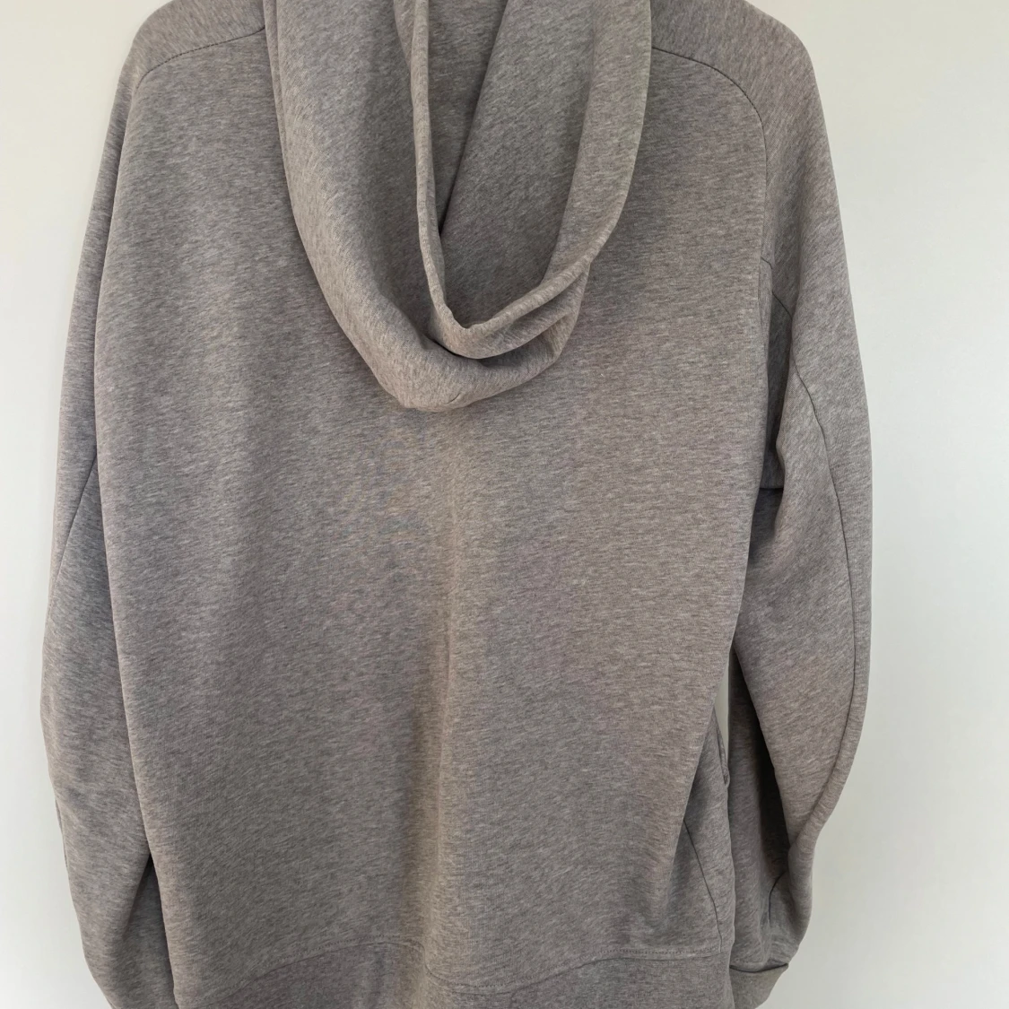 Grå hoodie från J.Lindeberg - 1