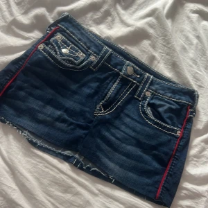 True Religion jeanskjol med röda detaljer - Jeans kjol som var ett par jeans från brödkanter men klippt till kjol storlek 28 
