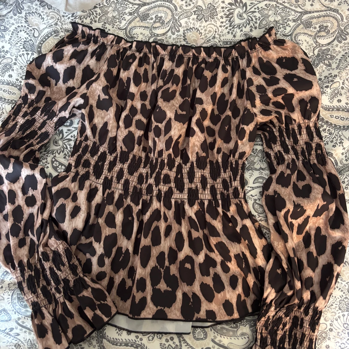 Leopardmönstrad offshoulder blus