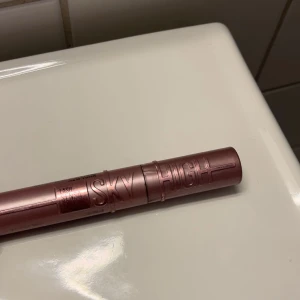 Maybelline Sky High Mascara - Maybelline Lash Sensational Sky High Mascara i snyggt roséguldfärgat hylsa. Ger längd och volym till fransarna med flexibel borste som fångar varje frans. Perfekt för dig som vill ha riktigt långa och fylliga fransar.