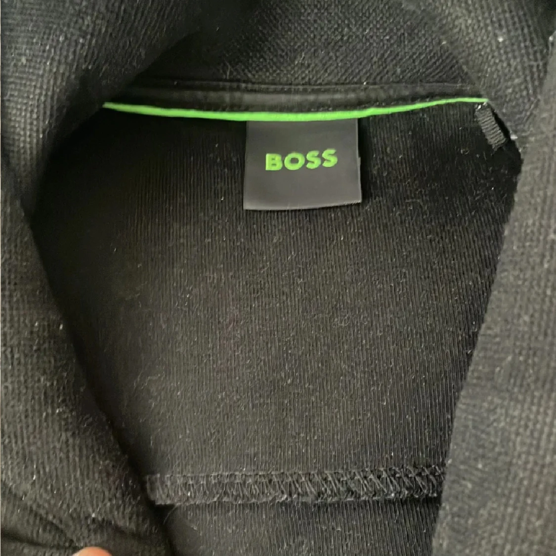 Svart hoodie från BOSS med huva - 1