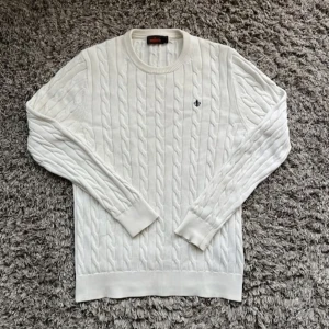 Vit kabelstickad tröja från Morris - Säljer denna rikigt feta Kabelstickade morriströjan!🙌SKICK : SOM NY / 100% Pima cotton!🤝Storlek XS passar XS!👍Hör gärna av er om ni har funderingar!⭐️