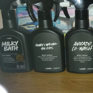 Lush split - Splittar mina Lush bodyspray. 3 ml-25 kr, 5 ml-32 kr, 10 ml-50 kr. Följande dofter finns: Honey I washed the kids, Let the good times roll, Milky bathSticky dates, Avocado co-wash, Sex bomb, The comforter. Skriv vilka du önskar så lägger jag ut som ett paket 