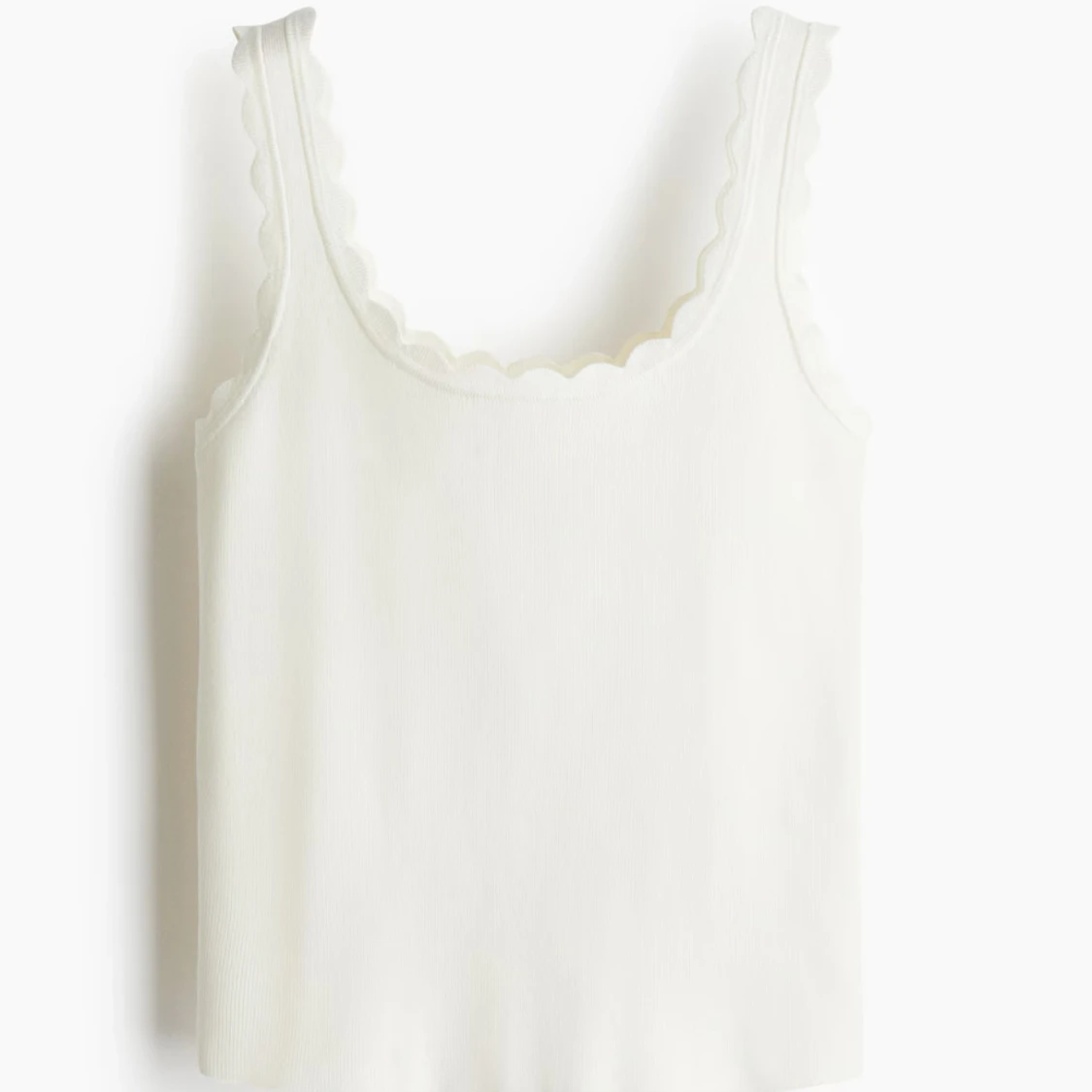 Vit ribbad linnetopp med vågig kant - 2