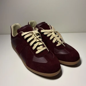 Maison Margirela Gats - Vinröda Maison Margiela Gats Skor // Storlek 44 // Skick 9/10, sparsamt använda // Nypris 5000, mitt pris 2799 // Hör av dig vid frågor o funderingar!
