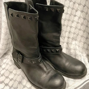 Svarta boots med nitar - Assnygga svarta boots i skinn! Så snyggt till en klänning t.ex! Vet ej märke ❤️