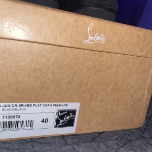 Christian Louboutin skor svarta storlek 40! - Om du vill få bättre outfit till sommaren med ett par sköna skor har du kommit rätt, detta är Christian Louboutin Louis junior spikes skor storlek 40, svarta. säljer dom för att de tyvärr inte passade mig och nu står dom bara och dammar. Det finns 2 par extra snören och extra nitar, förhandla med mig dm om ni är intresserade, BUDA PÅ!!!