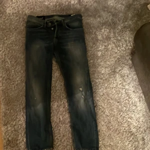 Dundup slim fitt - Snygga slim fit jeans från George i mörkblå med slitningar på benen. och är perfekta för dig som gillar en modern look. 