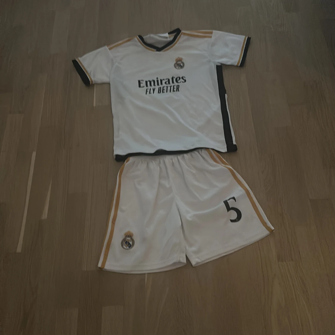 Real Madrid shorts och T-shirt nr 5 Bellingham