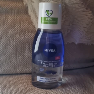 NIVEA Eye Make-Up Remover 125ml - NIVEA Double Effect Waterproof Eye Make-Up Remover, 125ml. Tvåfasig formula med biotin som tar bort vattenfast smink och vårdar fransarna. Kommer i en genomskinlig och blå plastflaska med vit kork, tillverkad av 96% återvunnet material. OANVÄND UTAN PRISLAPP! Har ingen användning för den. KÖP DIREKT! 