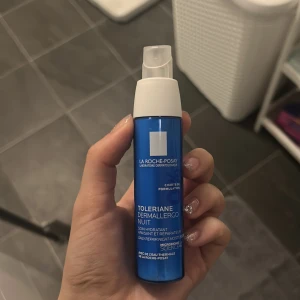 La Roche-Posay Toleriane Dermallergo - La Roche-Posay Toleriane Dermallergo Nuit är en nattkräm i blå plastflaska med vit pump. Produkten är framtagen för känslig hud och innehåller lugnande ingredienser. Perfekt för dig som vill återfukta och stärka huden under natten.