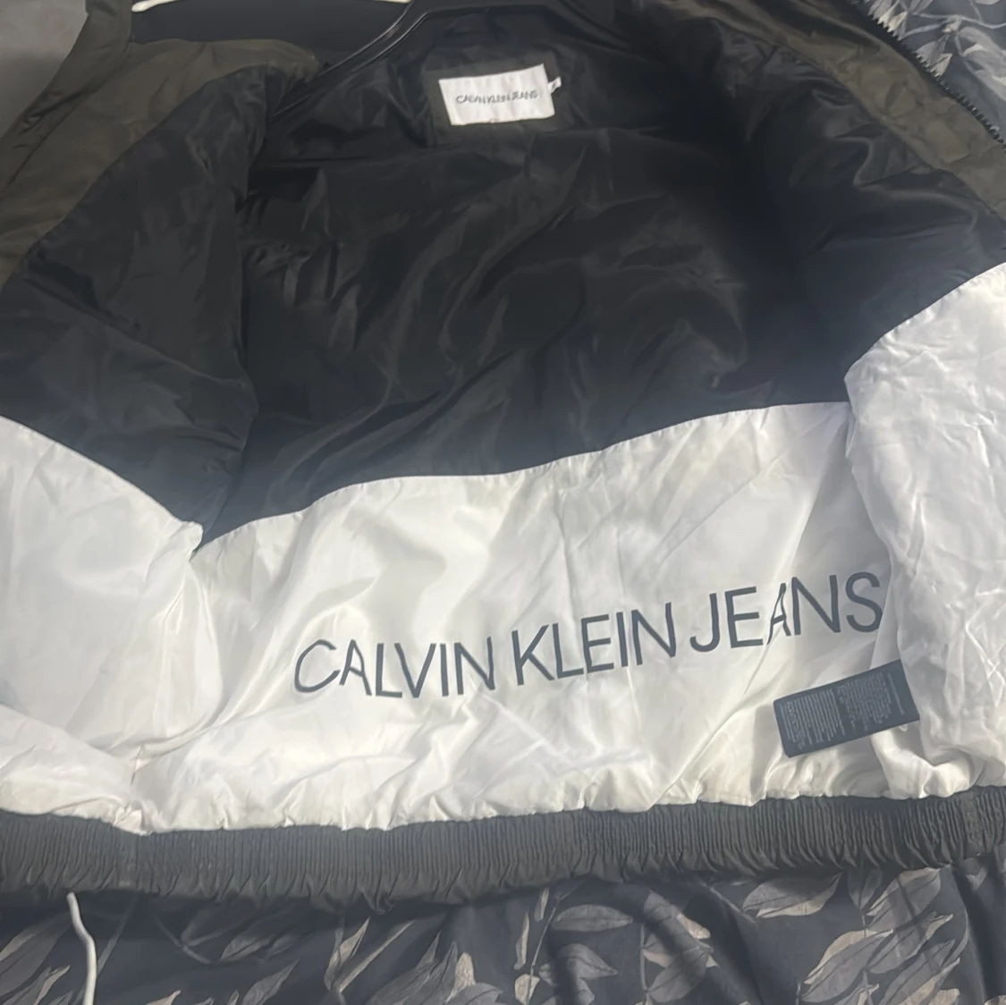 Olivgrön pufferjacka från Calvin Klein - 4